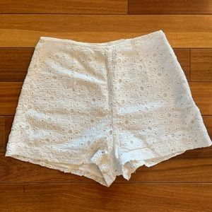 Urban Outfitters Size XS Crotchet Pattern White Shorts